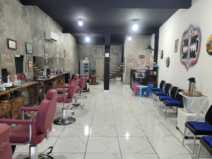Salão interno da Gireh Barber Shop, com cadeiras de barbeiro